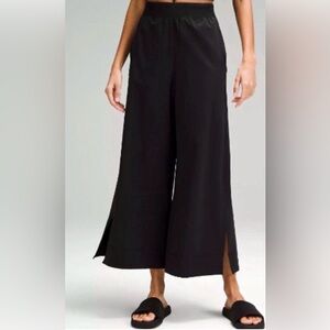 Lululemon Stretch Woven Black Wide-Leg Crop Pants in Black, Size Small